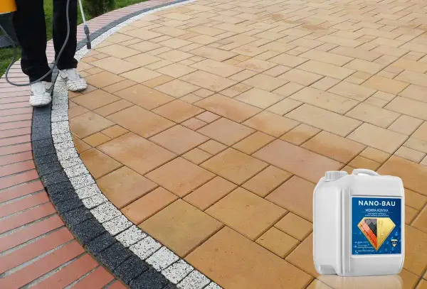 Osoba aplikuje preparat na kostkę brukową, tworząc efekt mokrej kostki. Widoczny kanister z produktem Nano-Bau.
