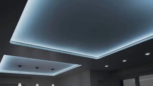 Nowoczesny sufit napinany z podświetleniem LED tworzy niepowtarzalny klimat.