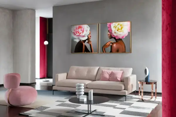 Nowoczesny salon z dwoma obrazami kobiet z kwiatami na głowach. W tle widać meble w odcieniach beżu i różu, a także akcenty w kolorze magenta.
